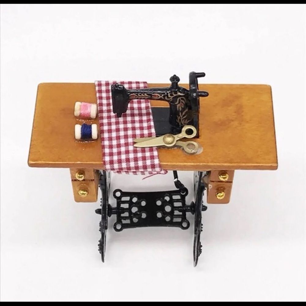 Miniature Sewing Machine - Picture 4 of 5